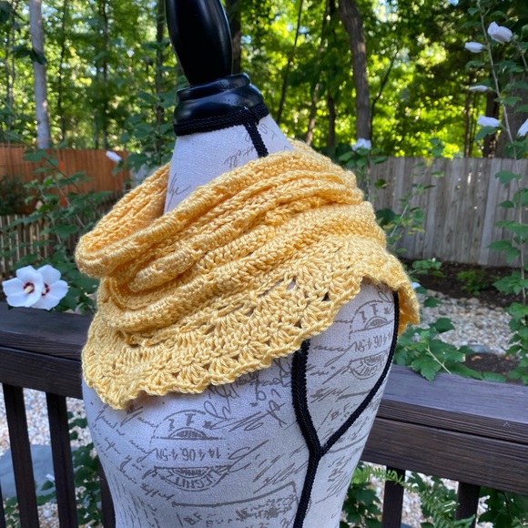 Yellow handmade infinity scarf - Picture 3 of 5